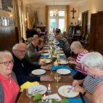 Platz genug: An Tafel, wie auch in Bäuchen.